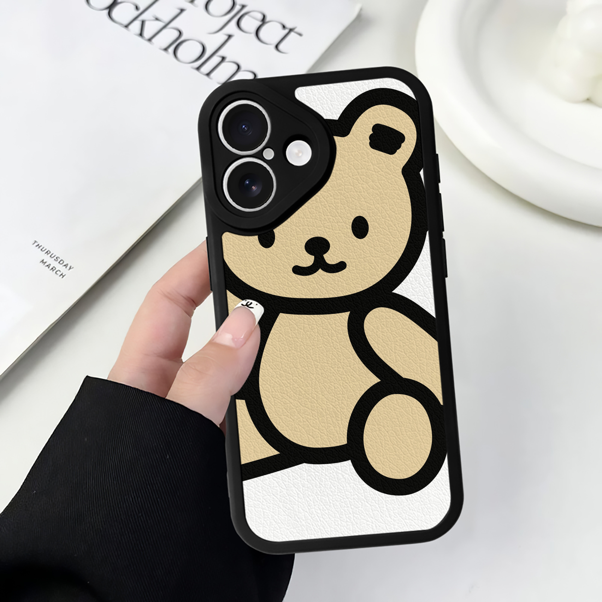 （画像用） Hello Kitty ハローキティ 【iPhone 16シリーズ対応】シリコンスマホケース（レザー調） 材質：シリコン